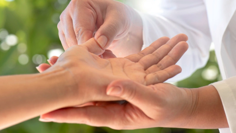 El Rehabilitasyonu Nasıl Yapılır? - doktor eli ve hasta eli