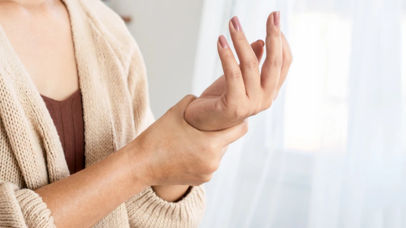 Elde Sinir Sıkışması Neden Olur? - sol elinde sinir sıkışması yaşayan kadın