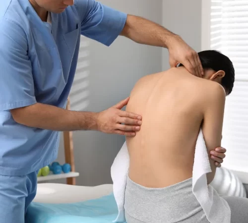 Fizik Tedavi İle Kamburluğu Çözün - kifoz hasta ve doktor