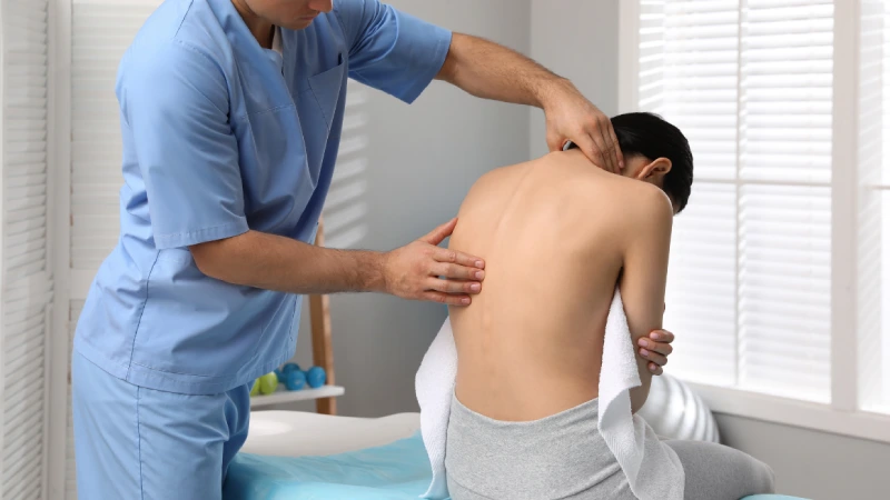 Fizik Tedavi İle Kamburluğu Çözün - kifoz hasta ve doktor