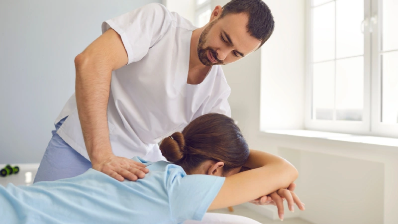 Fizik Tedavide Kütletme - bir hastaya doktor tarafından kayropraktik tedavi uygulanıyor.