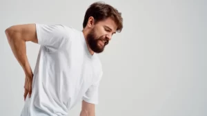 Hilterapi ile Ağrılara Son- beli ağrıyan mutsuz adam