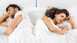 Himenektomi: Kızlık Zarının Çıkarılması - sırt sırta uyuyan bir çift