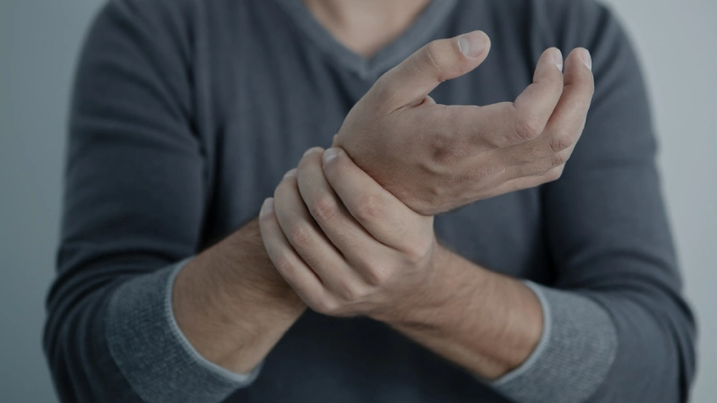 Romatizmayı Tetikleyen Besinler - eklem romatizması olan kişi