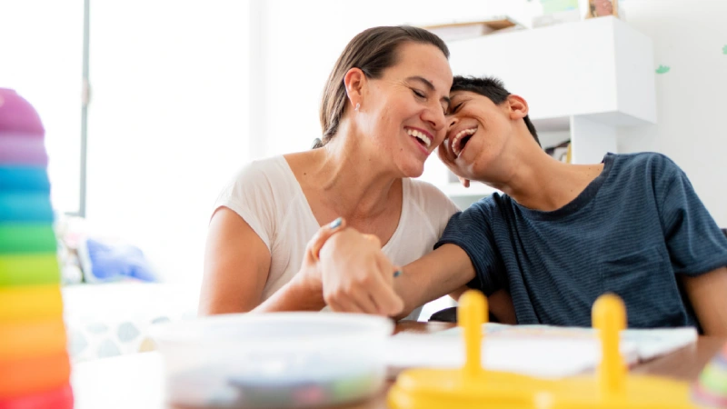 Serebral Palsi Hastalığı Bakımı: Ajan Görevi - serebral palsi olan çocuk ve annesi gülümsüyor