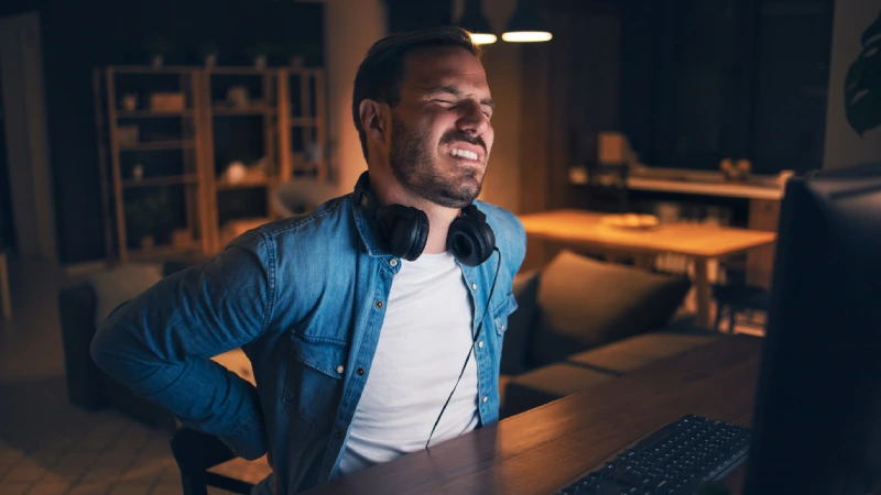 Sırt Ağrısı Nasıl Geçer?  - sırtı ağrıyan adam