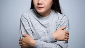 Sürekli Üşüme Hissi Neyin Habercisidir?- üşüyen kadın