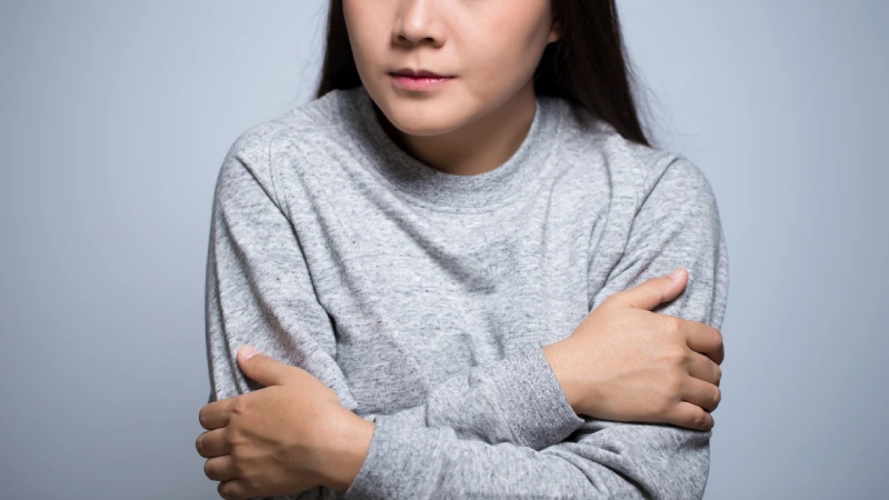 Sürekli Üşüme Hissi Neyin Habercisidir?- üşüyen kadın