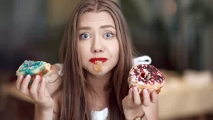 Tatlı Krizi Neden Olur? Nasıl Önlenir? - tatlı krizine girmiş kadın