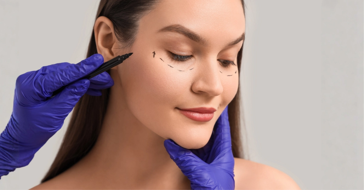 Après une opération de lifting du visage, la peau se raffermit et paraît plus jeune.